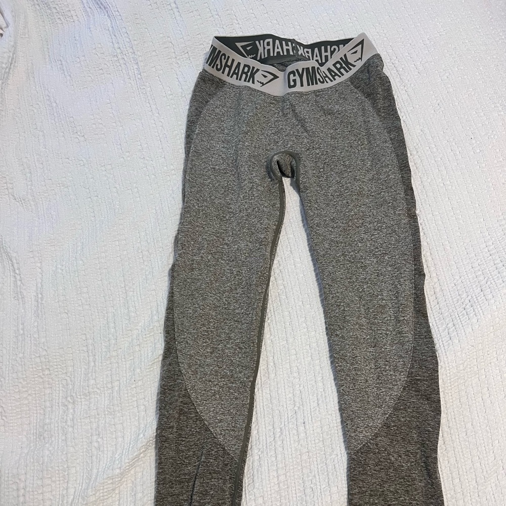 Gym shark leggings
